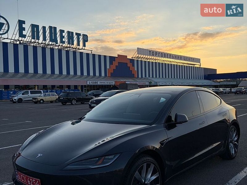 Седан Tesla Model 3 2024 в Черкассах
