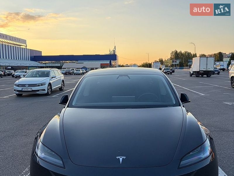 Седан Tesla Model 3 2024 в Черкассах