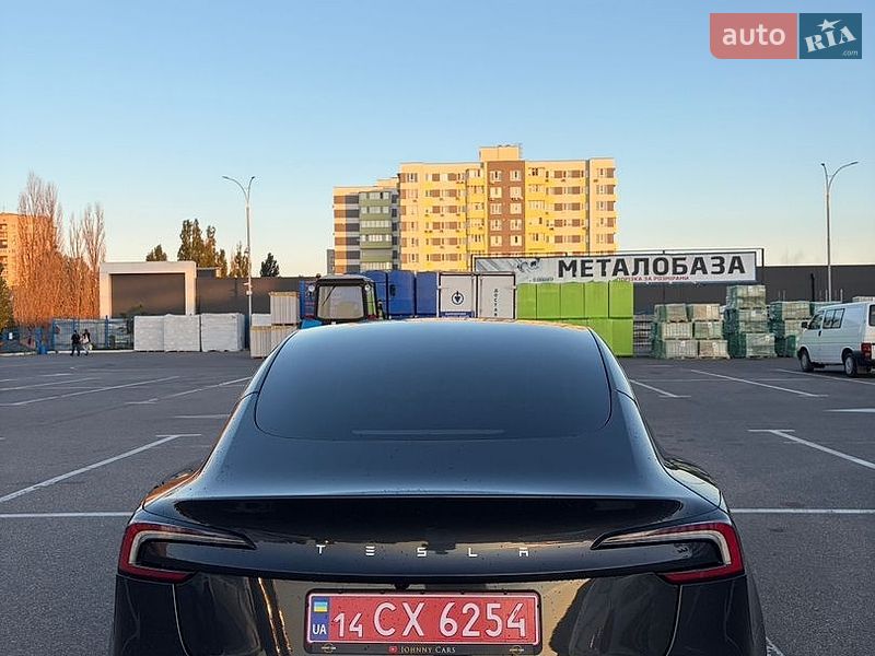 Седан Tesla Model 3 2024 в Черкассах
