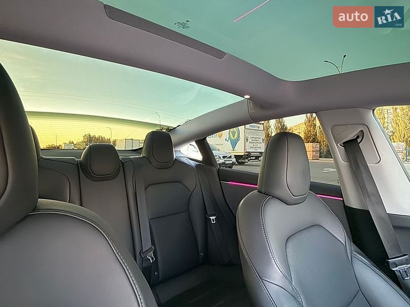 Седан Tesla Model 3 2024 в Черкассах
