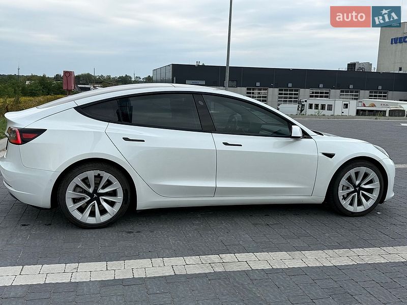 Седан Tesla Model 3 2021 в Львові