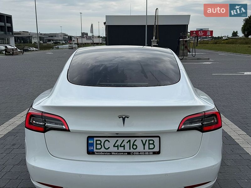 Седан Tesla Model 3 2021 в Львові