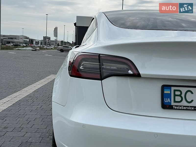 Седан Tesla Model 3 2021 в Львові