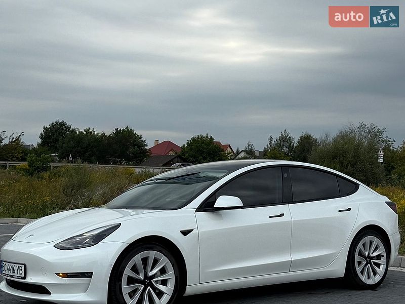 Седан Tesla Model 3 2021 в Львові