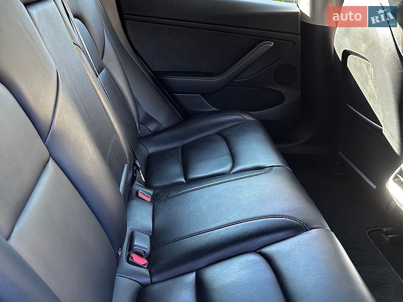 Седан Tesla Model 3 2021 в Львові
