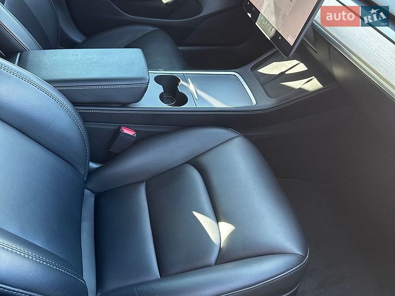 Седан Tesla Model 3 2021 в Львові