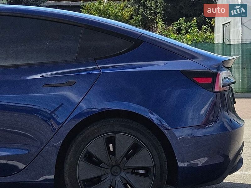 Седан Tesla Model 3 2024 в Львове