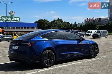 Седан Tesla Model 3 2024 в Львове
