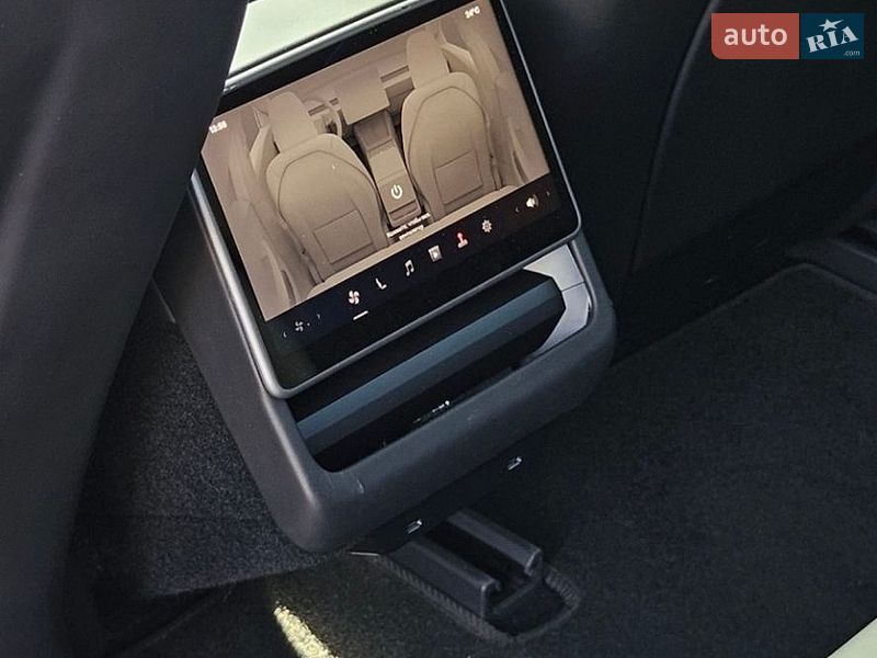Седан Tesla Model 3 2024 в Львове