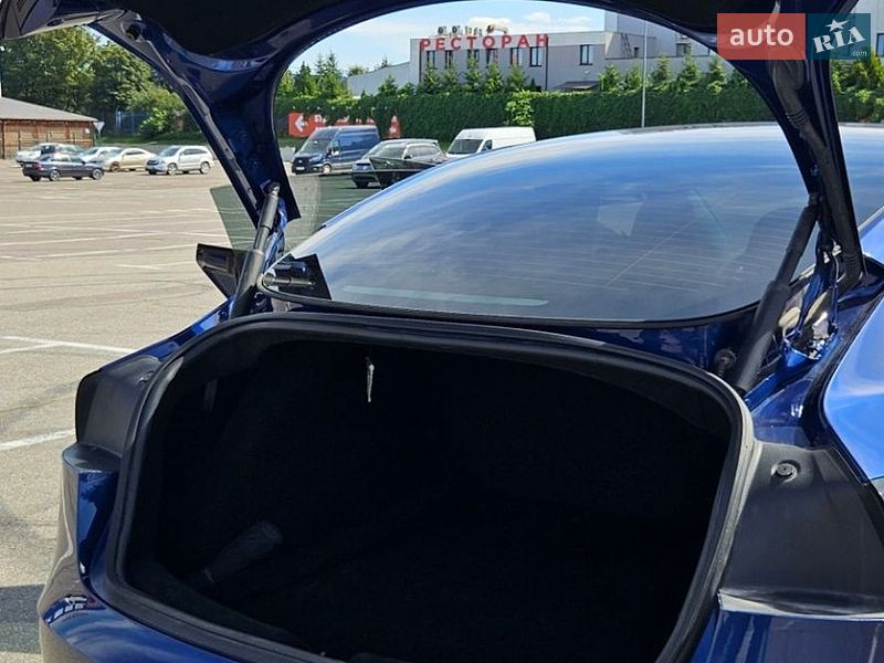 Седан Tesla Model 3 2024 в Львове
