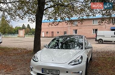 Tesla Model 3  2021