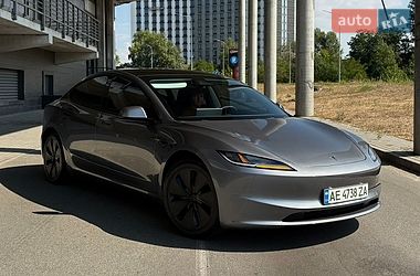 Tesla Model 3  2024