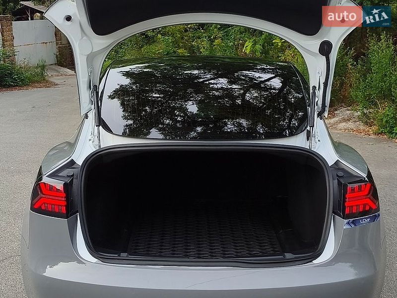 Седан Tesla Model 3 2019 в Києві