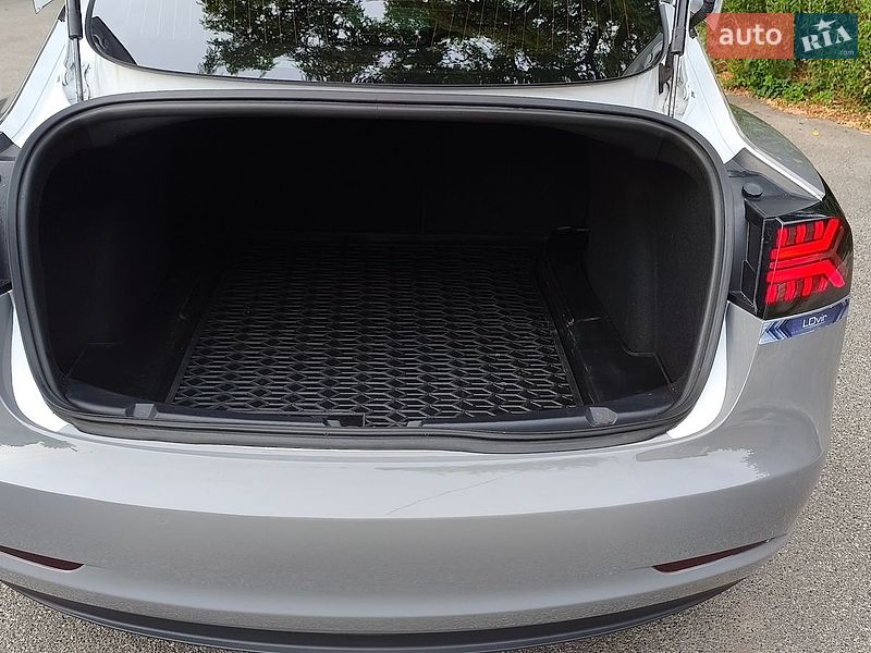Седан Tesla Model 3 2019 в Києві