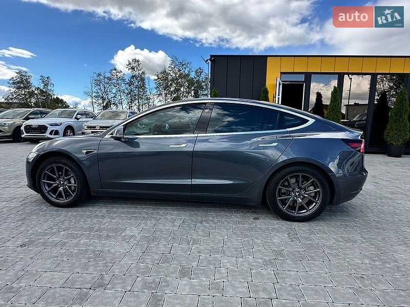 Седан Tesla Model 3 2018 в Івано-Франківську