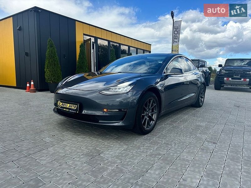 Седан Tesla Model 3 2018 в Івано-Франківську