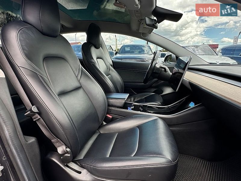 Седан Tesla Model 3 2018 в Івано-Франківську