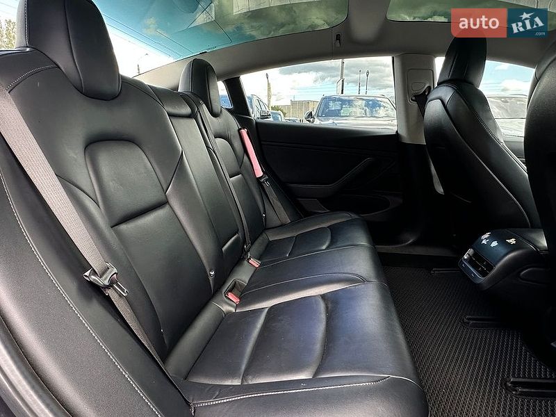 Седан Tesla Model 3 2018 в Івано-Франківську