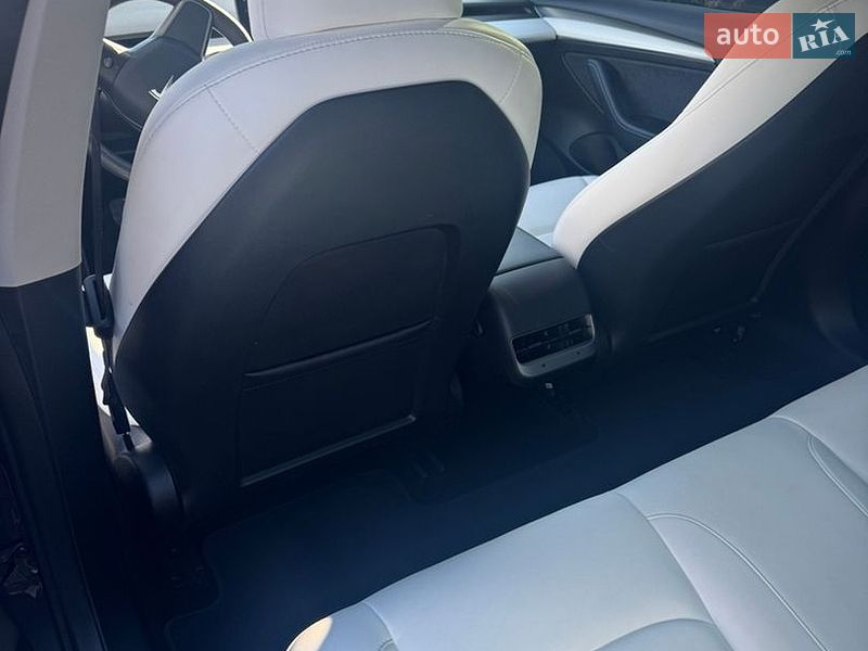 Седан Tesla Model 3 2023 в Кам'янському