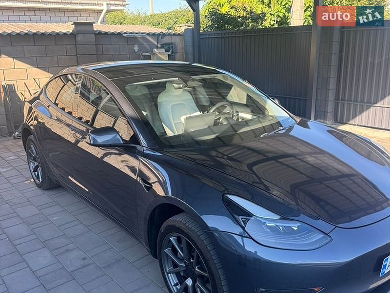 Седан Tesla Model 3 2023 в Кам'янському