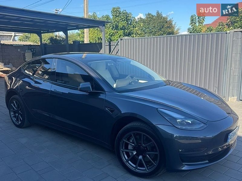 Седан Tesla Model 3 2023 в Кам'янському