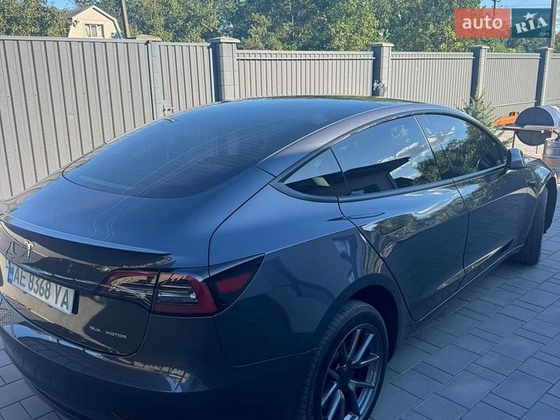 Седан Tesla Model 3 2023 в Кам'янському
