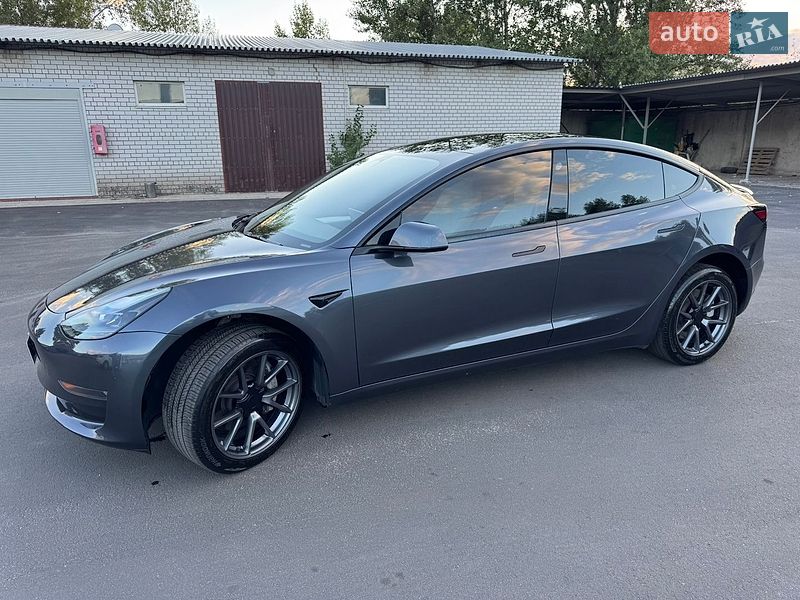 Седан Tesla Model 3 2023 в Кам'янському