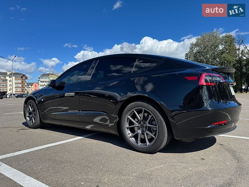 Седан Tesla Model 3 2021 в Киеве