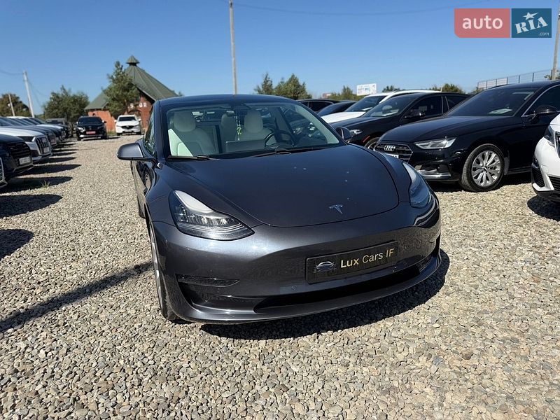 Седан Tesla Model 3 2020 в Івано-Франківську