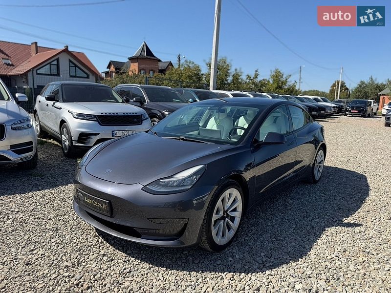 Седан Tesla Model 3 2020 в Івано-Франківську