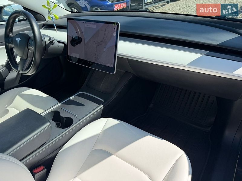 Седан Tesla Model 3 2020 в Івано-Франківську