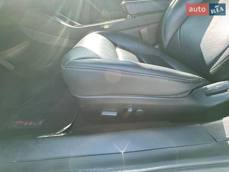 Седан Tesla Model 3 2019 в Києві
