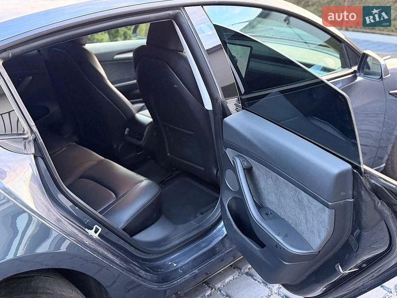 Седан Tesla Model 3 2023 в Тернополі