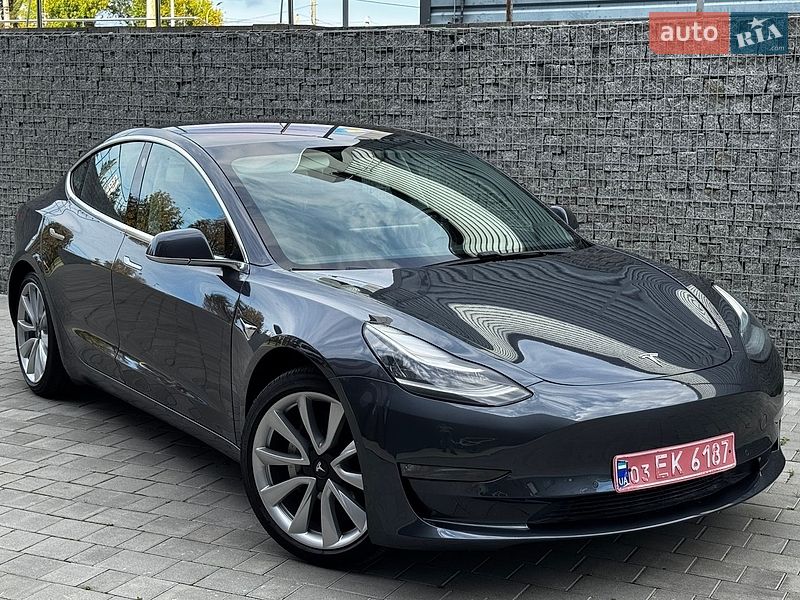 Седан Tesla Model 3 2018 в Луцке
