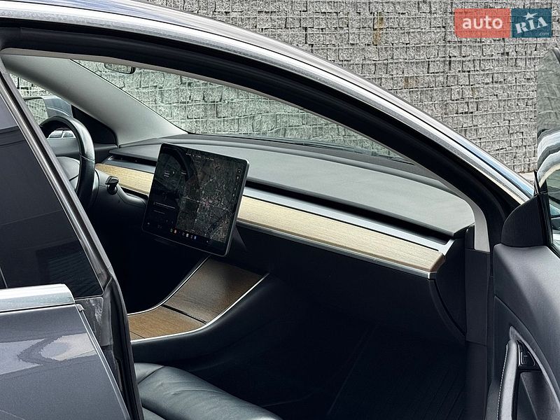 Седан Tesla Model 3 2018 в Луцке