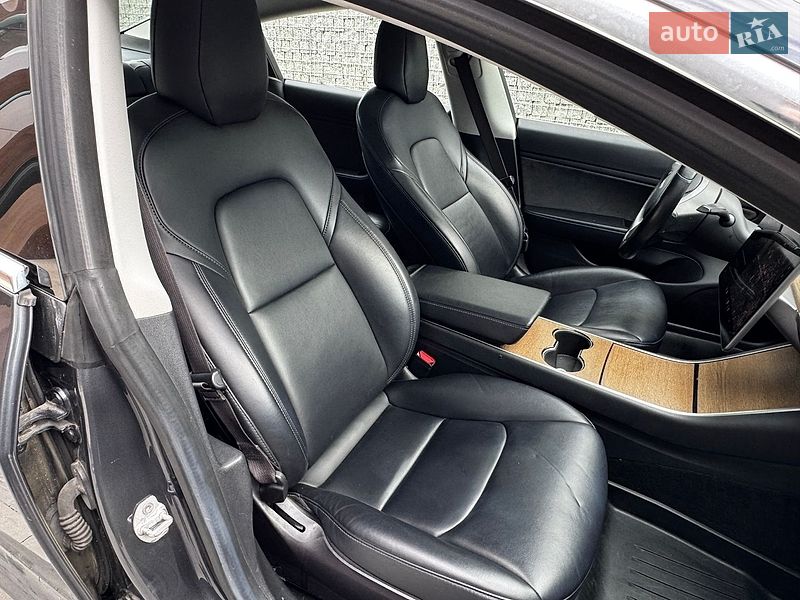 Седан Tesla Model 3 2018 в Луцке