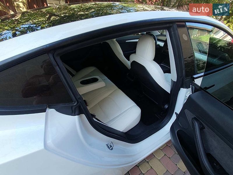 Седан Tesla Model 3 2022 в Львові