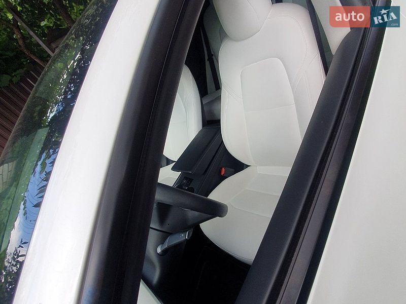Седан Tesla Model 3 2022 в Львові