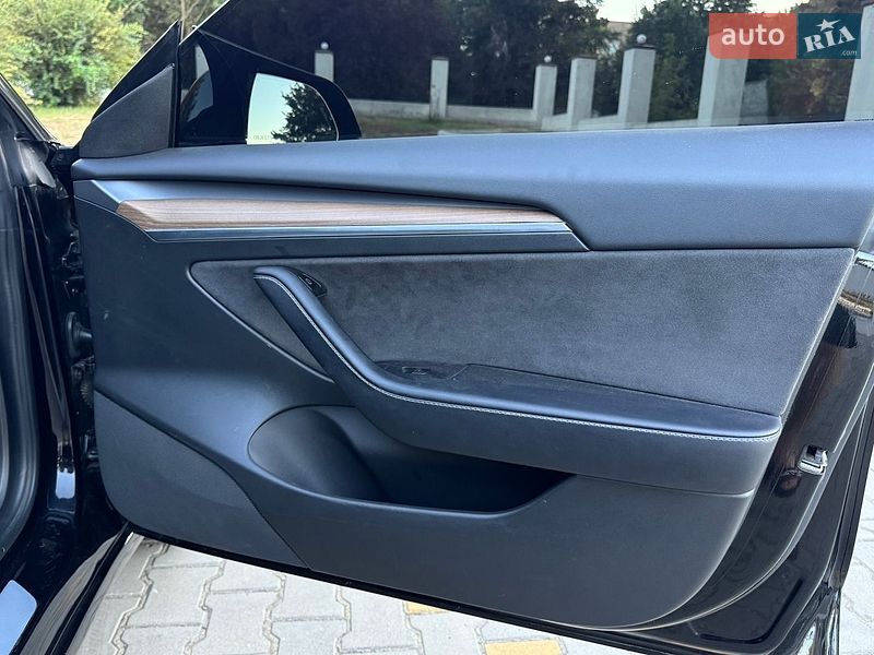 Седан Tesla Model 3 2019 в Одесі