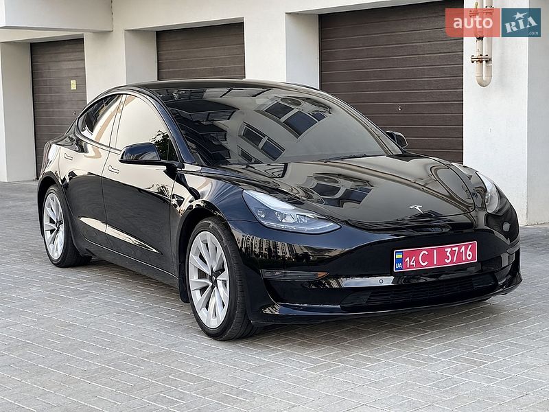 Седан Tesla Model 3 2022 в Киеве