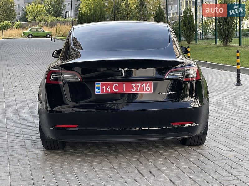Седан Tesla Model 3 2022 в Киеве
