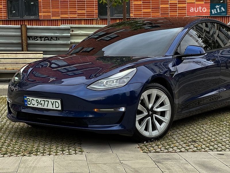 Седан Tesla Model 3 2021 в Самборі