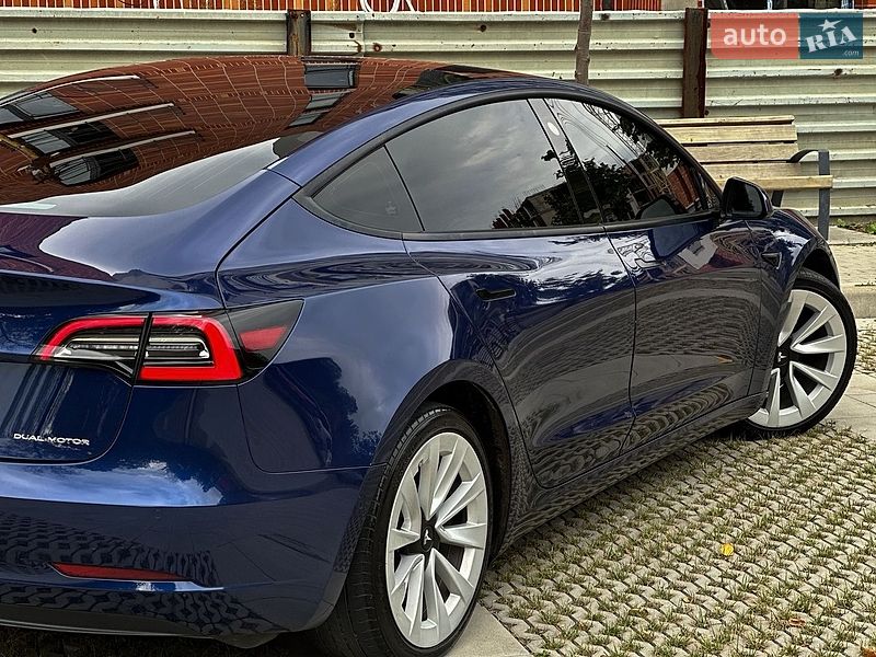 Седан Tesla Model 3 2021 в Самборі