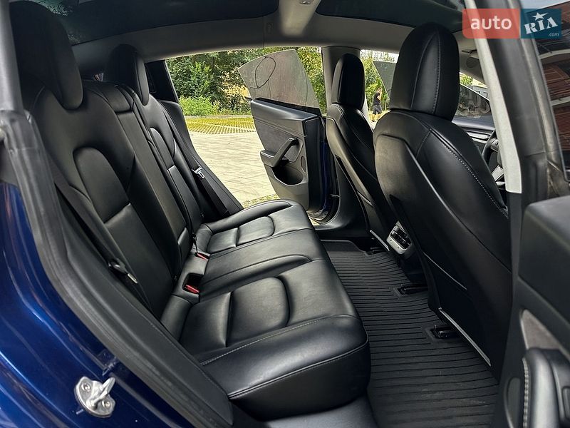 Седан Tesla Model 3 2021 в Самборі