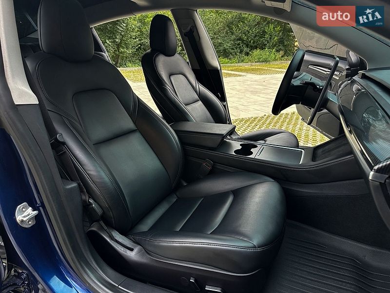 Седан Tesla Model 3 2021 в Самборі