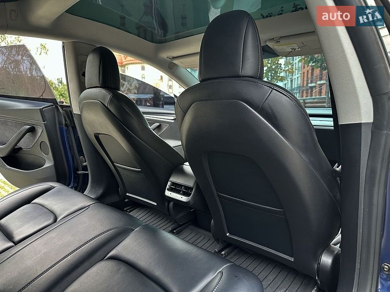 Седан Tesla Model 3 2021 в Самборі