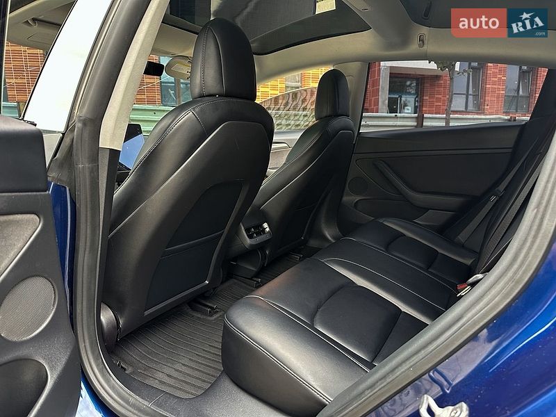Седан Tesla Model 3 2021 в Самборі