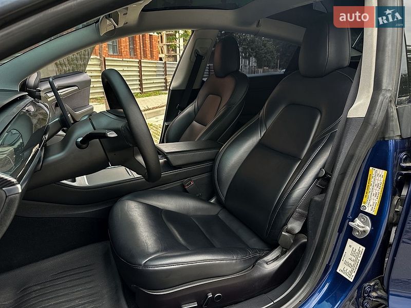 Седан Tesla Model 3 2021 в Самборі