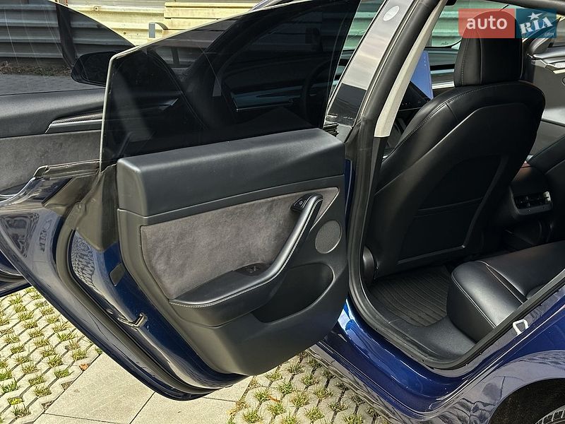 Седан Tesla Model 3 2021 в Самборі