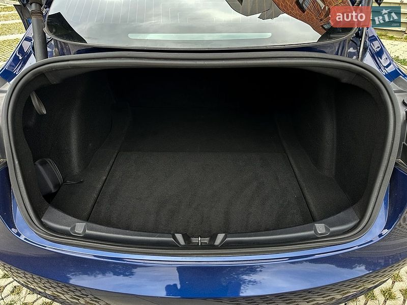 Седан Tesla Model 3 2021 в Самборі